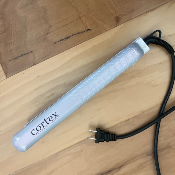 iridescent white Cortex ceramic hair straightener - Picture 3 of 5